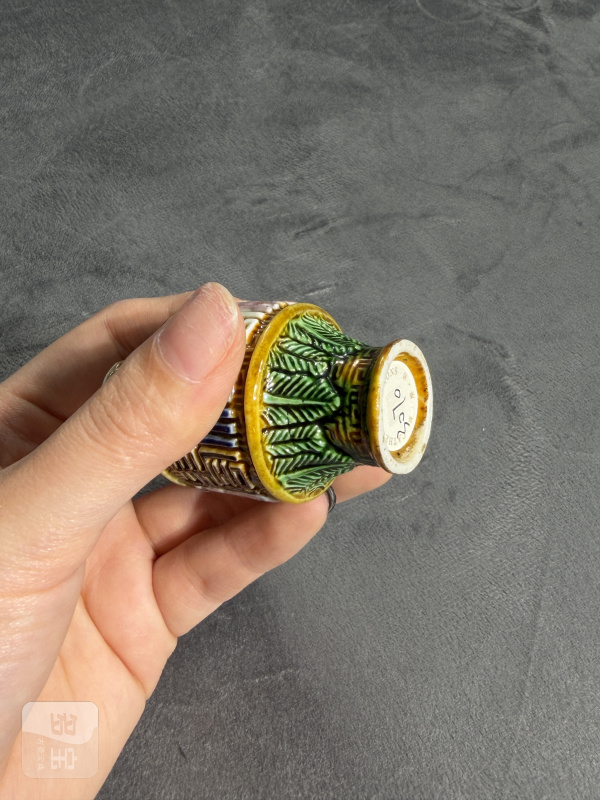 清中期素三彩凸花福寿纹鼻烟壶 - 图9